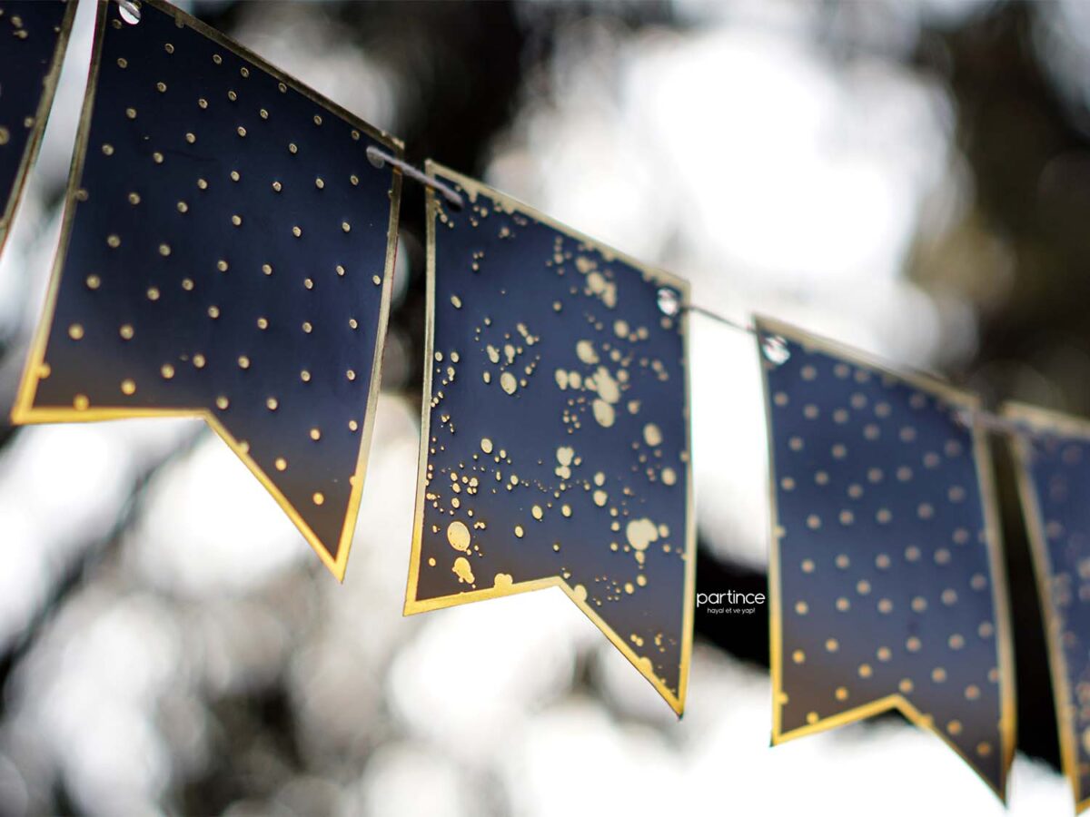 Siyah üzeri gold sıçrama ve konfeti desenli dekorasyon bannerı